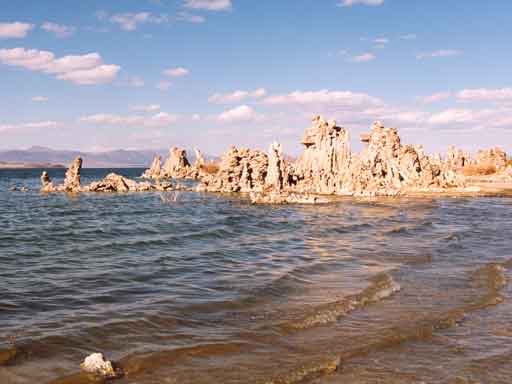 Tufas in Monolake